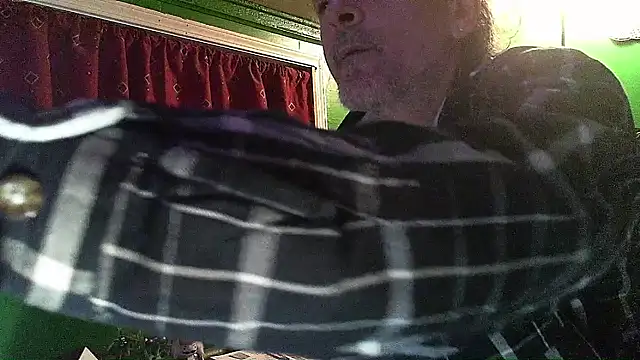 Snapshot of HippieDad333 chatting on February 9, 2026, 5:22 am HippieDad333 online show from February 9, 2026, 5:22 am