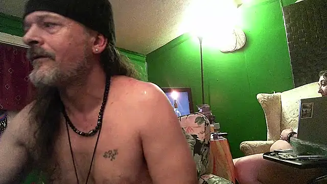 Snapshot of HippieDad333 chatting on April 16, 2026, 9:21 am HippieDad333 online show from April 16, 2026, 9:21 am