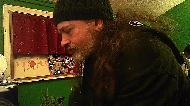 Snapshot of HippieDad333 chatting on April 21, 2026, 1:53 am HippieDad333 online show from April 21, 2026, 1:53 am