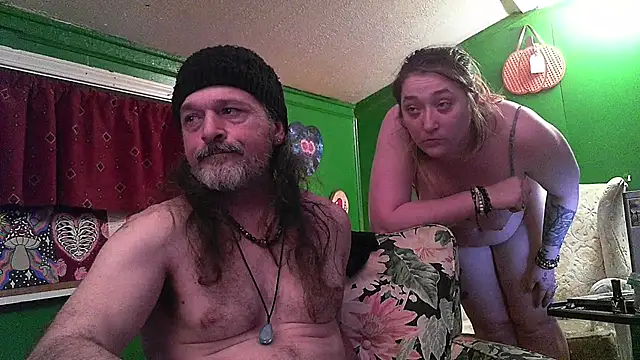Snapshot of HippieDad333 chatting on April 21, 2026, 6:52 am HippieDad333 online show from April 21, 2026, 6:52 am