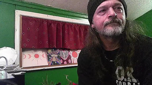 Snapshot of HippieDad333 chatting on April 22, 2026, 12:35 am HippieDad333 online show from April 22, 2026, 12:35 am