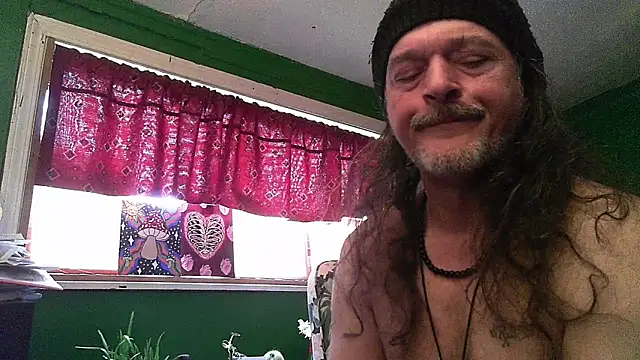 Snapshot of HippieDad333 chatting on May 1, 2026, 10:36 pm HippieDad333 online show from May 1, 2026, 10:36 pm