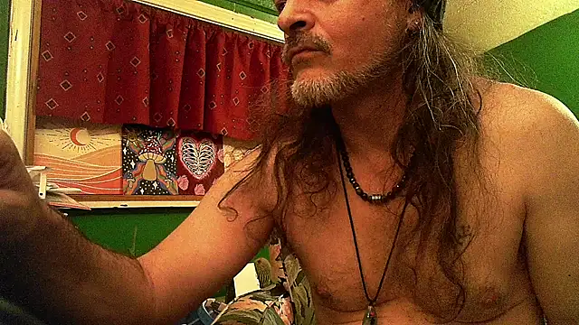 Snapshot of HippieDad333 chatting on May 4, 2026, 9:05 am HippieDad333 online show from May 4, 2026, 9:05 am