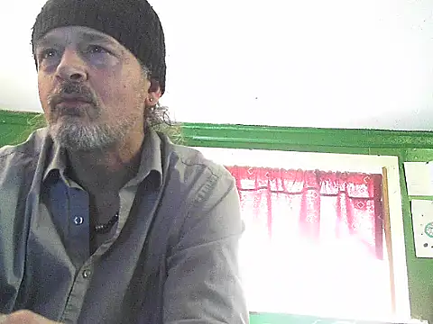Snapshot of HippieDad333 chatting on May 8, 2026, 5:40 pm HippieDad333 online show from May 8, 2026, 5:40 pm