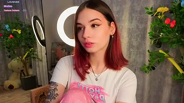 Snapshot of LunaraRada chatting on February 6, 2026, 6:00 pm LunaraRada online show from February 6, 2026, 6:00 pm