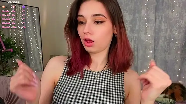 Snapshot of LunaraRada chatting on February 9, 2026, 7:07 pm LunaraRada online show from February 9, 2026, 7:07 pm