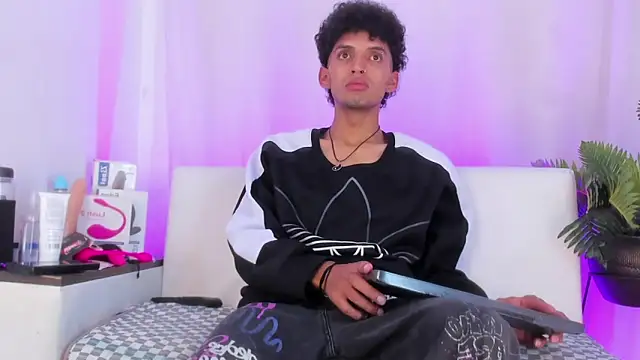 Snapshot of josesweet_ chatting on November 17, 2025, 7:03 am josesweet online show from November 17, 2025, 7:03 am