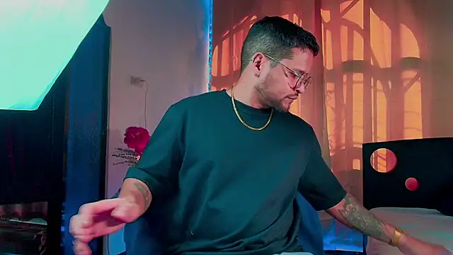 LucasGaeel online show from November 4, 2025, 8:19 pm