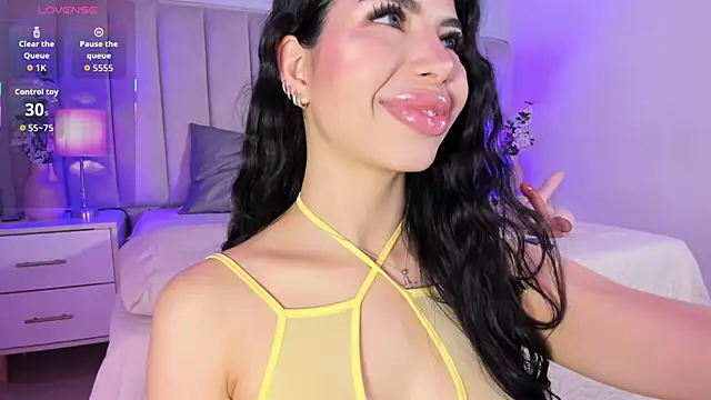 EllaaThorne online show from April 13, 2026, 9:09 pm