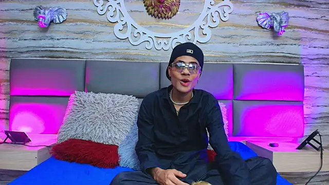 Snapshot of Lovers_21 chatting on October 3, 2025, 7:55 pm Lovers 21 online show from October 3, 2025, 7:55 pm