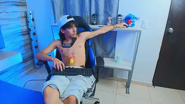 Snapshot of Lovers_21 chatting on October 8, 2025, 4:37 pm Lovers 21 online show from October 8, 2025, 4:37 pm