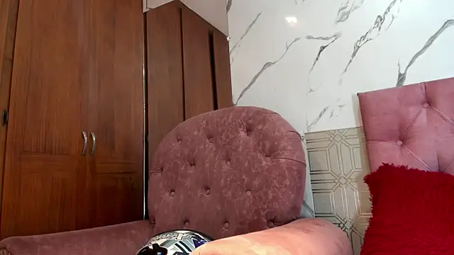 violett  rousee online show from December 17, 2025, 4:24 pm