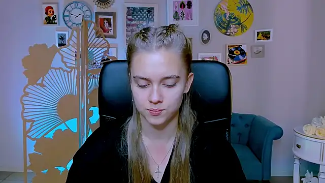 JuneWoods online show from October 2, 2025, 7:04 am