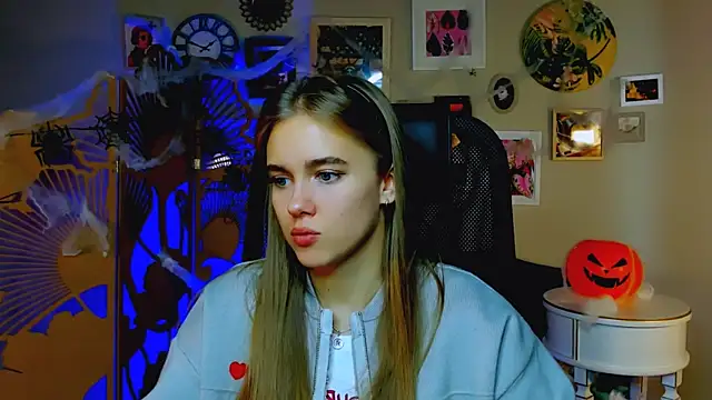 JuneWoods online show from October 30, 2025, 8:16 am