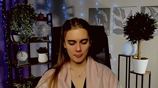 JuneWoods online show from December 19, 2025, 1:18 pm