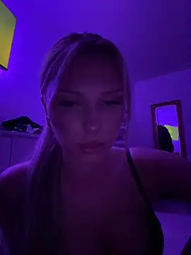 Snapshot of blondeeee chatting on December 17, 2025, 5:52 pm blondeeee online show from December 17, 2025, 5:52 pm