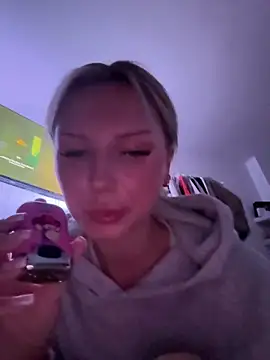 Snapshot of blondeeee chatting on December 18, 2025, 6:58 pm blondeeee online show from December 18, 2025, 6:58 pm