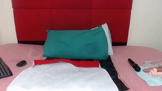 CurvyQueenx2 online show from March 25, 2026, 9:10 pm