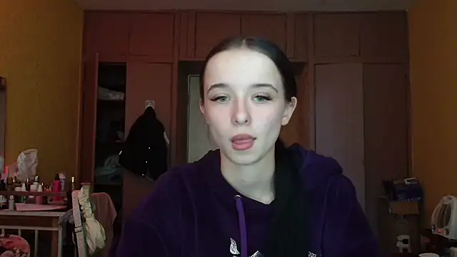 Emilia Light online show from April 21, 2026, 1:28 pm