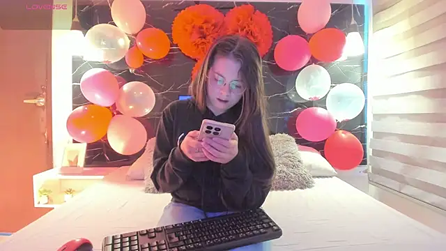 ZOE LE online show from February 18, 2026, 12:01 pm