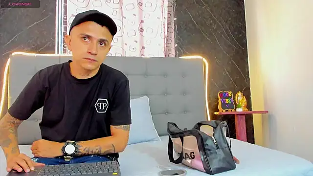 Snapshot of CharlotteAndSimon chatting on February 21, 2026, 2:07 pm CharlotteAndSimon online show from February 21, 2026, 2:07 pm