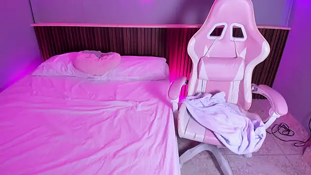 Athenea  fox online show from April 14, 2026, 12:11 pm