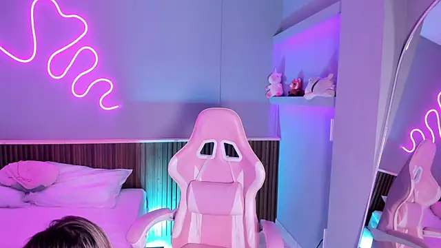 Athenea  fox online show from April 15, 2026, 12:01 pm