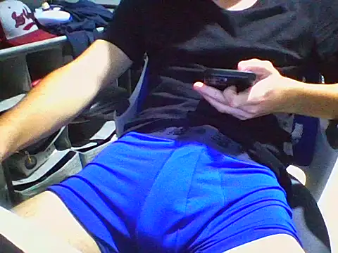 AlbertoRuiz086 online show from November 5, 2025, 6:24 am