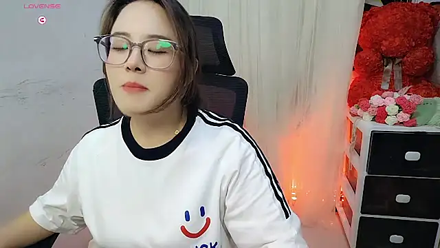 Snapshot of NEWONETO chatting on October 15, 2025, 12:16 pm NEWONETO online show from October 15, 2025, 12:16 pm