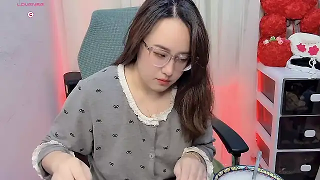 Snapshot of NEWONETO chatting on November 17, 2025, 6:14 pm NEWONETO online show from November 17, 2025, 6:14 pm