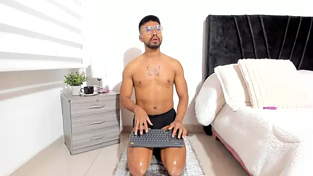 Taylormaccurdy  online show from October 18, 2025, 2:29 pm