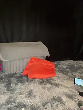 SaraNoir80 online show from April 17, 2026, 12:57 am