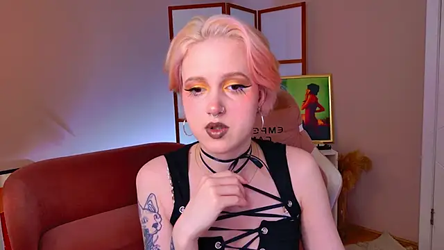 luna son online show from November 8, 2025, 9:24 pm