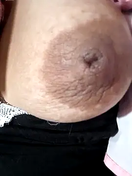 Hotmommax online show from February 11, 2026, 9:31 pm