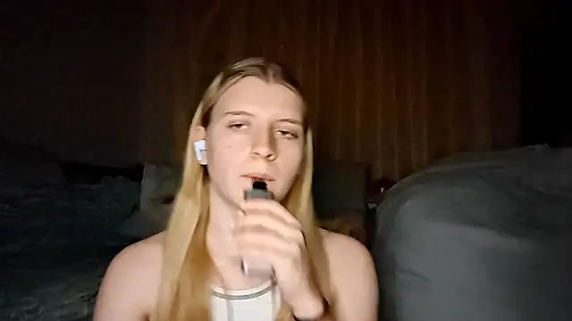 LynteriLain online show from October 12, 2025, 8:08 pm