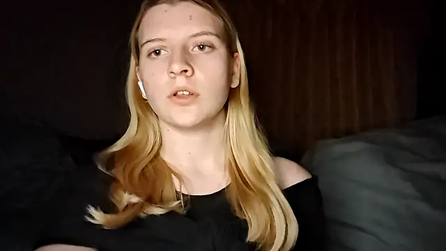 LynteriLain online show from October 15, 2025, 8:53 pm