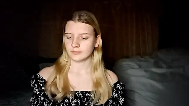 LynteriLain online show from October 16, 2025, 8:21 pm