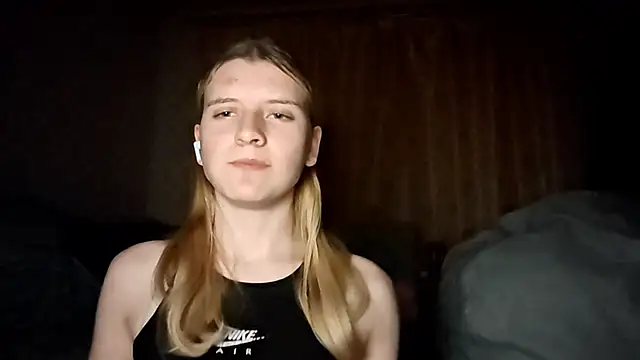 LynteriLain online show from October 17, 2025, 9:39 pm