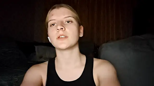 LynteriLain online show from October 18, 2025, 7:58 pm