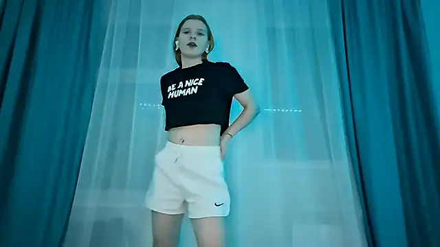 LynteriLain online show from November 9, 2025, 7:23 pm