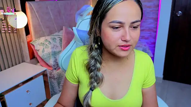 Snapshot of lila_cute1 chatting on November 17, 2025, 10:32 am lila cute1 online show from November 17, 2025, 10:32 am