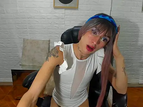 Mila Leon online show from November 3, 2025, 1:40 am