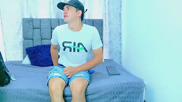 Snapshot of Laura_King chatting on October 15, 2025, 6:52 pm Laura King online show from October 15, 2025, 6:52 pm