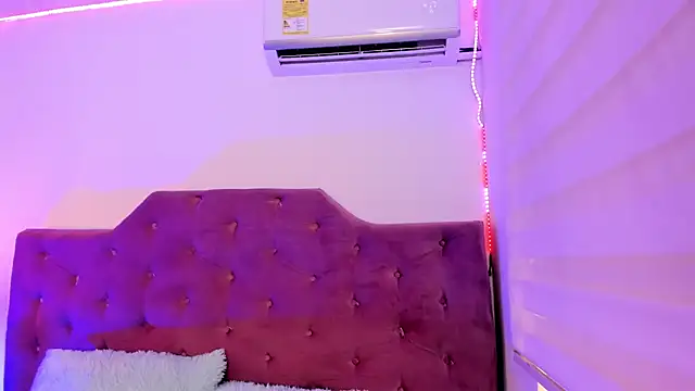 ScarletDesire  online show from October 7, 2025, 7:33 pm