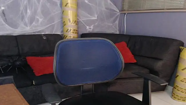 Snapshot of Kuregari_xs chatting on November 2, 2025, 4:37 am Kuregari xs online show from November 2, 2025, 4:37 am