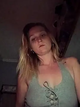 Queen2454 online show from April 5, 2026, 9:39 am