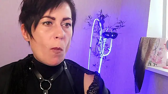 Ashley Brookss online show from November 12, 2025, 10:48 am