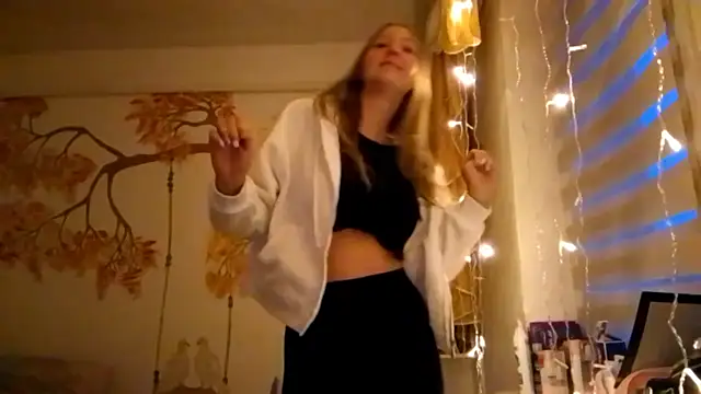 CarynFlaryn online show from October 7, 2025, 4:09 am