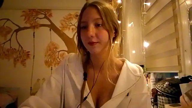 CarynFlaryn online show from October 13, 2025, 4:01 am