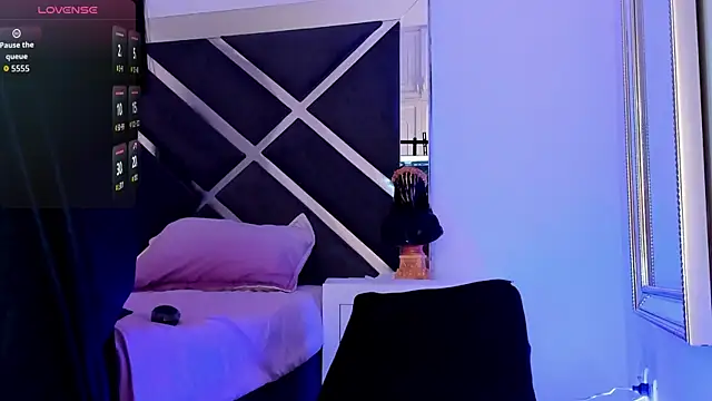 Snapshot of Neereth chatting on October 8, 2025, 9:01 pm Neereth online show from October 8, 2025, 9:01 pm